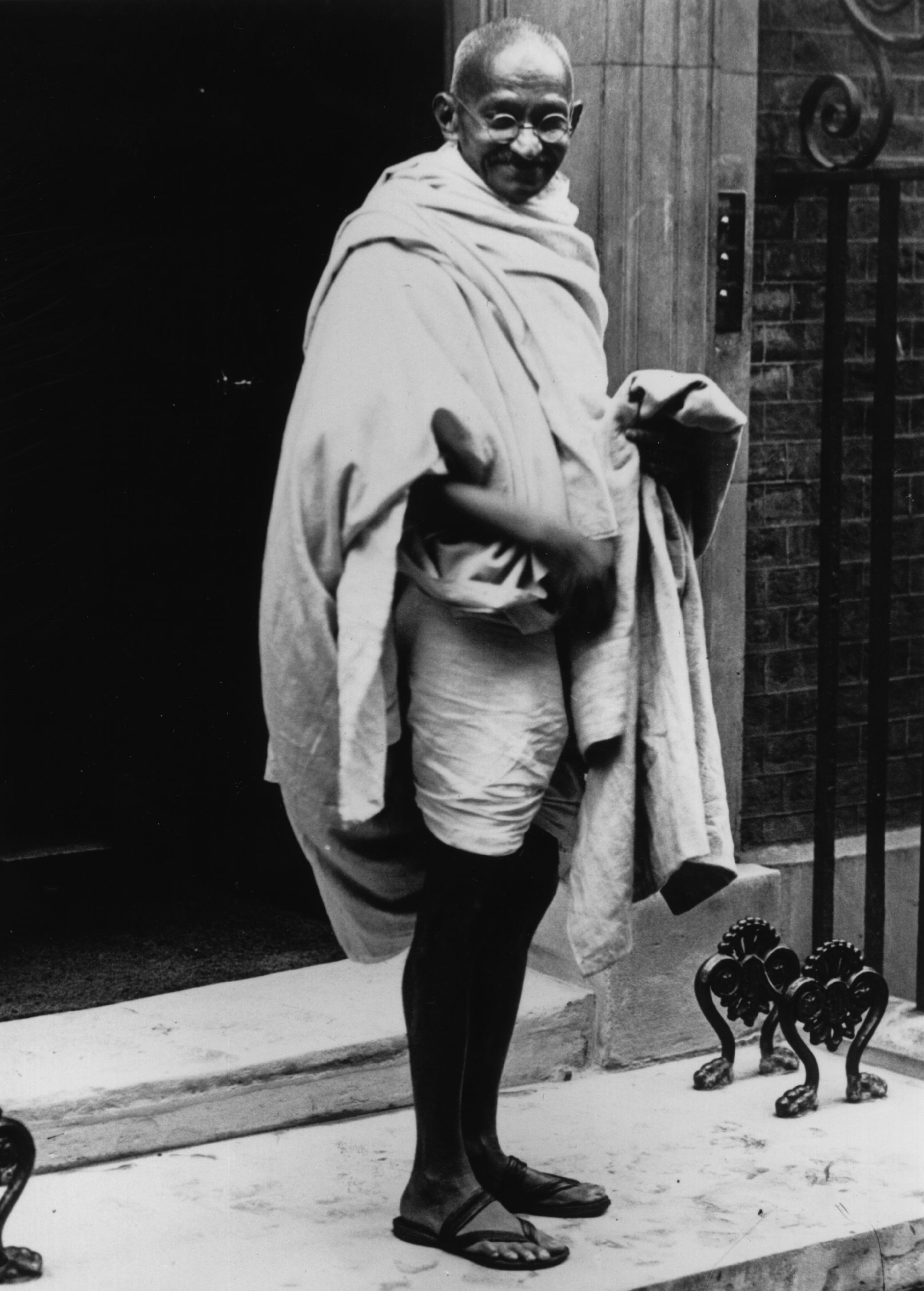 3rd November 1931: Mahatma Gandhi (Mohandas Karamchand Gandhi, 1869 - 1948) arriving at No 10 Downing Street, London, for a conference with Prime Minister Ramsay Macdonald. (Photo by J. Gaiger/Topical Press Agency/Getty Images)