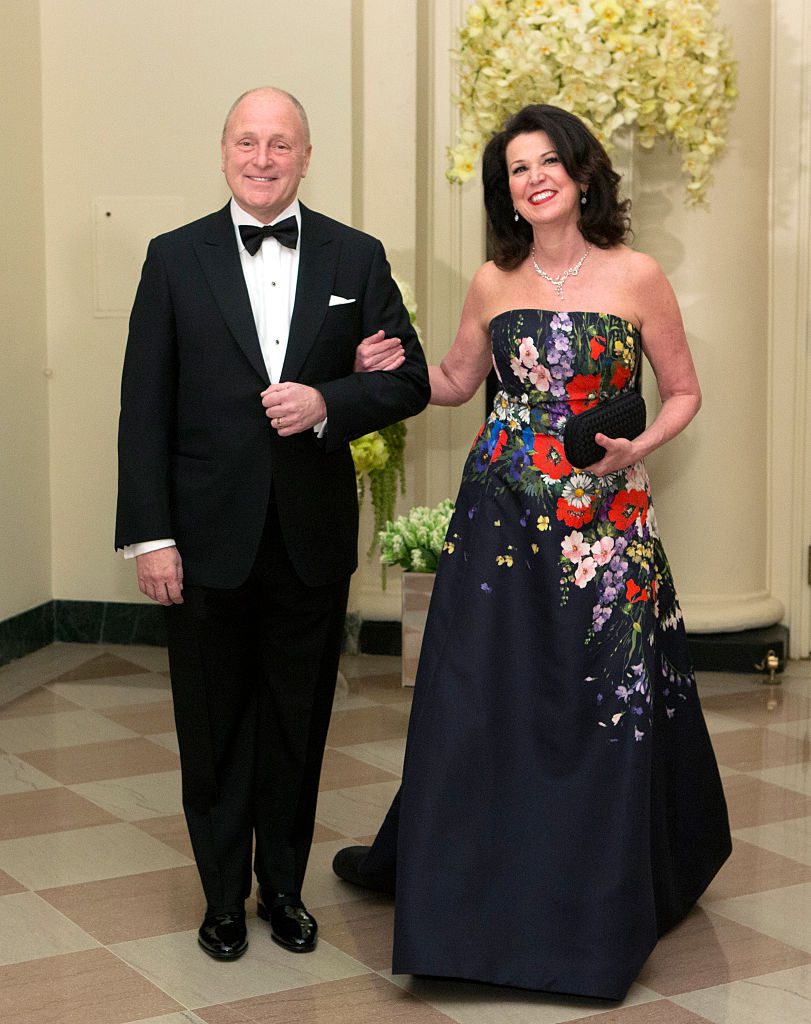 US Ambassador to Canada Bruce Heyman and Vicki Heyman arrive at a State Dinner in honor of Canadian Prime Minister Justin Trudeau at the White House in Washington on March 10, 2016. / AFP / Chris KLEPONIS (Photo credit should read CHRIS KLEPONIS/AFP/Getty Images)