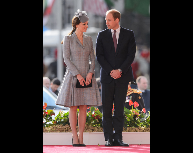 LONDON, ENGLAND - OCTOBER 21: Britain's Catherine, Duchess of Cambridge (L) and Prince William, Duke of Cambridge (R) attend the ceremonial welcome ceremony for Singapore's President Tony Tan Keng Yam at the start of a state visit at Horse Guards Parade on October 21, 2014 in London, England. The President is at the beginning of his four day stay during which he will hold a bilateral meeting with Prime Minister David Cameron. (Photo by Leon Neal - WPA Pool/Getty Images)