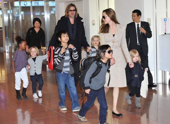 TOKYO, JAPAN - NOVEMBER 08: Brad Pitt, Angelina Jolie and their six children Maddox, Pax, Zahara, Shiloh, Knox, and Vivienne arrive at Haneda International Airport on November 8 in Tokyo, Japan. (Photo by Jun Sato/WireImage)