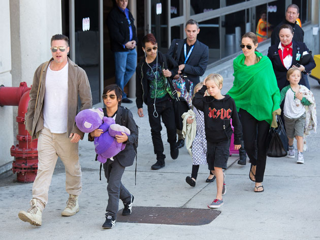 LOS ANGELES, CA - FEBRUARY 05: Brad Pitt and Angelina Jolie are seen after landing at Los Angeles International Airport with their children, Pax Jolie-Pitt, Maddox Jolie-Pitt, Shiloh Jolie-Pitt, Vivienne Jolie-Pitt and Knox Jolie-Pitt on February 05, 2014 in Los Angeles, California. (Photo by GVK/Bauer-Griffin/GC Images)