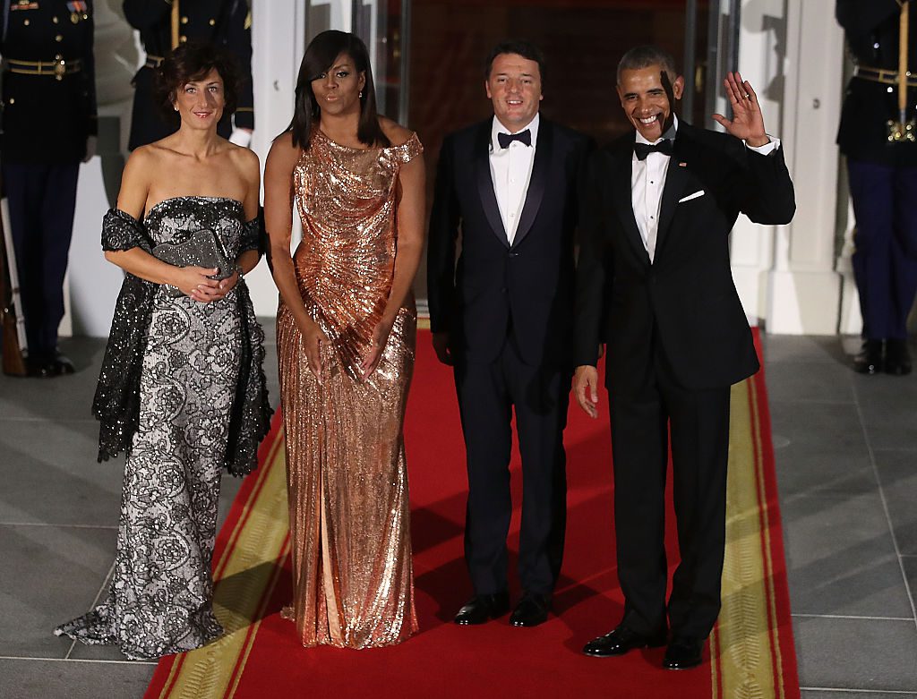 WASHINGTON, DC - OCTOBER 18: U.S. President Barack Obama (R) and first lady Michelle Obama (2nd L) stand with Italian Prime Minister Matteo Renzi and his wife Mrs. Agnese Landini upon arrival for a state dinner at the White House, October 18, 2016 in Washington, DC. President Obama is hosting the last state visit of his presidency. (Photo by Mark Wilson/Getty Images)