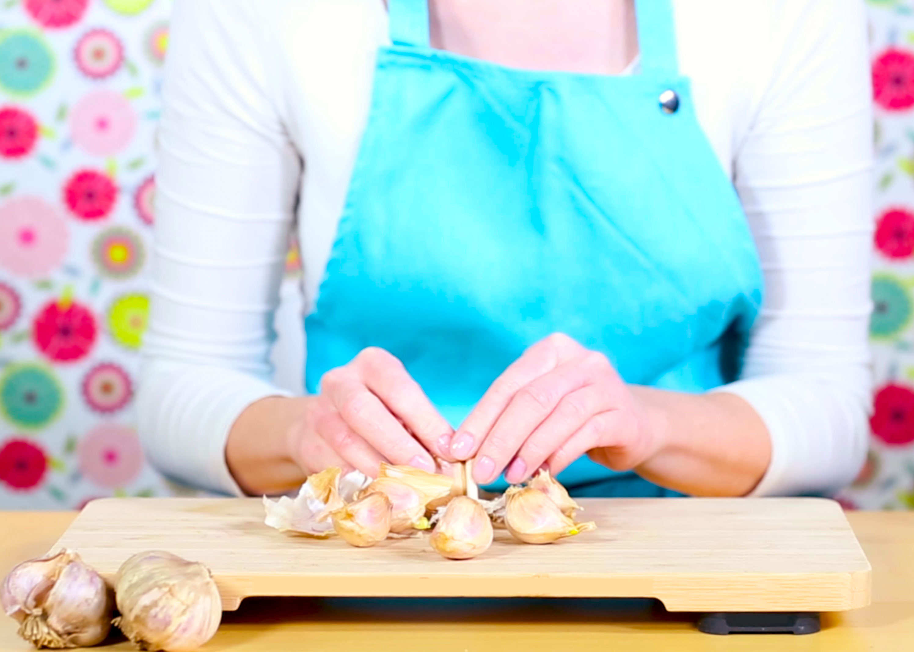 VIDEO: How to Peel Garlic in Bulk Super Fast - Everything Zoomer