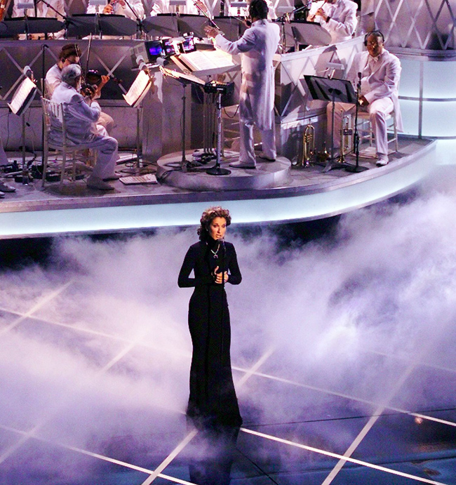 Celine Dion performs at the 1998 Oscars