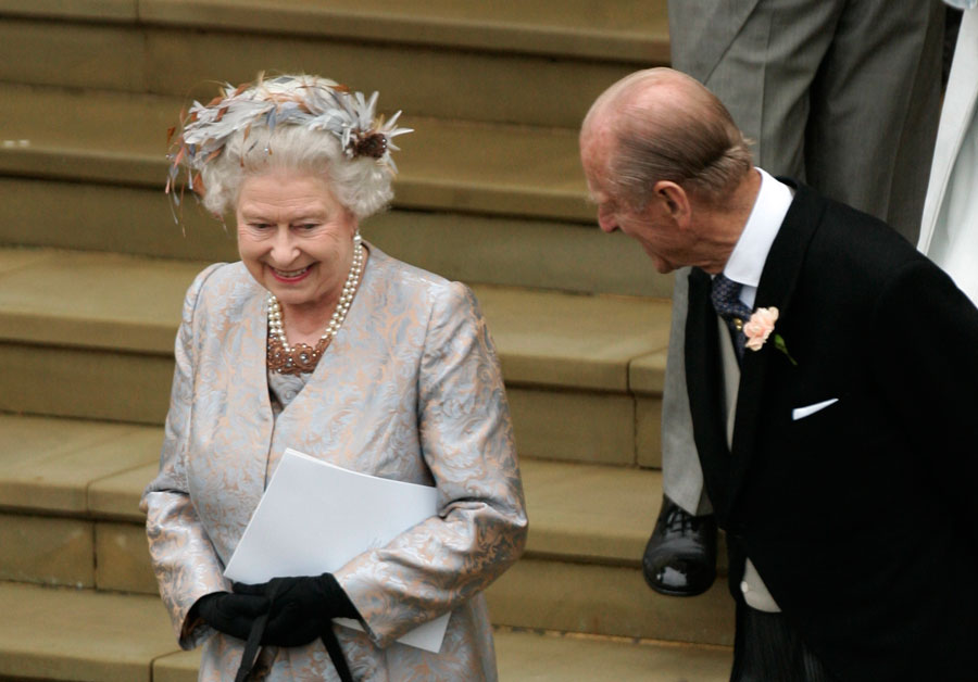 Queen Elizabeth arrives at Peter Phillips wedding