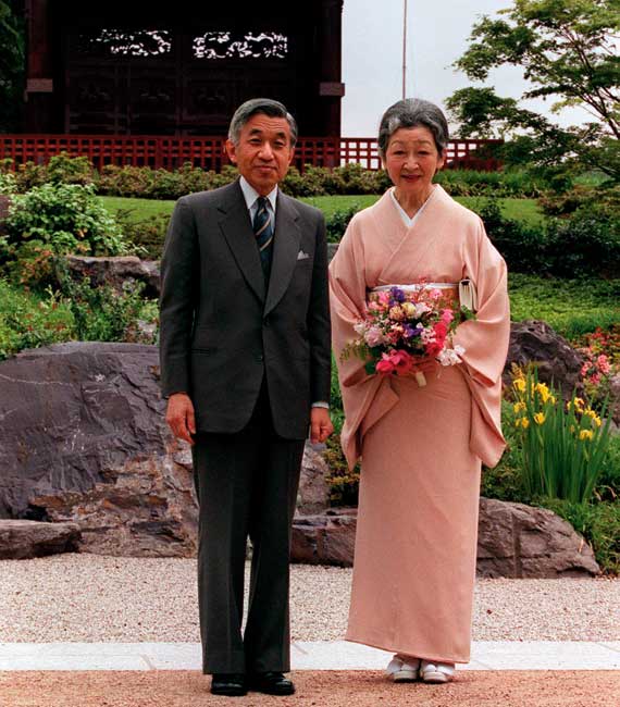 Emperor Akihito and Empress Michiko in the Japanese Garden in London’s Royal Botanic Gardens, 1998