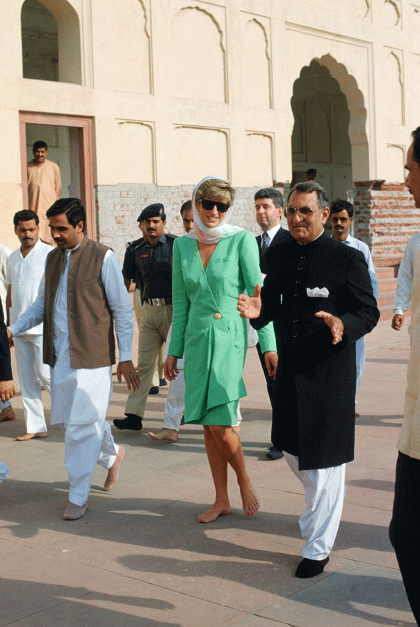 Diana, Princess of Wales walks barefoot during a visit to Badshahi Mosque in Lahore, Pakistan