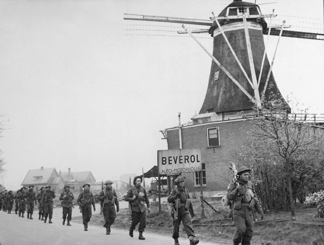 A photo of Infantry from Montreal's Le Régiment de Maisonneuve on the move from Holten to Rijssen in the Netherlands, April 1945.