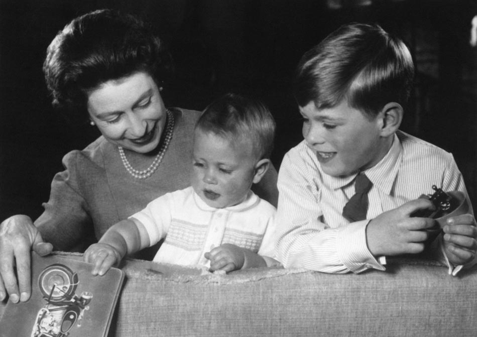 Little Prince Andrew and his young brother Prince Edward have fun with their mum Queen Elizabeth on vacation of the English Royal Family at Windsor Castle, June 21, 1965 in Windsor , United Kingdom. (Photo by Keystone-France \ Gamma-Rapho via Getty Images)